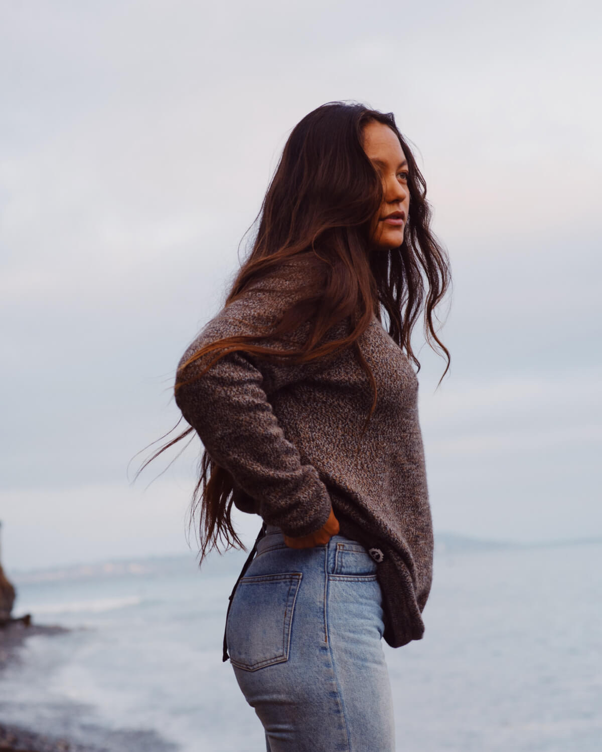 A girl wearing The Vida in the beach