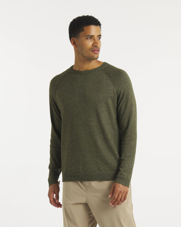 Three-quarter view of Men’s Ultralight 1.0 Crew in Andean moss showing crewneck, raglan sleeves and ribbed hem on white background