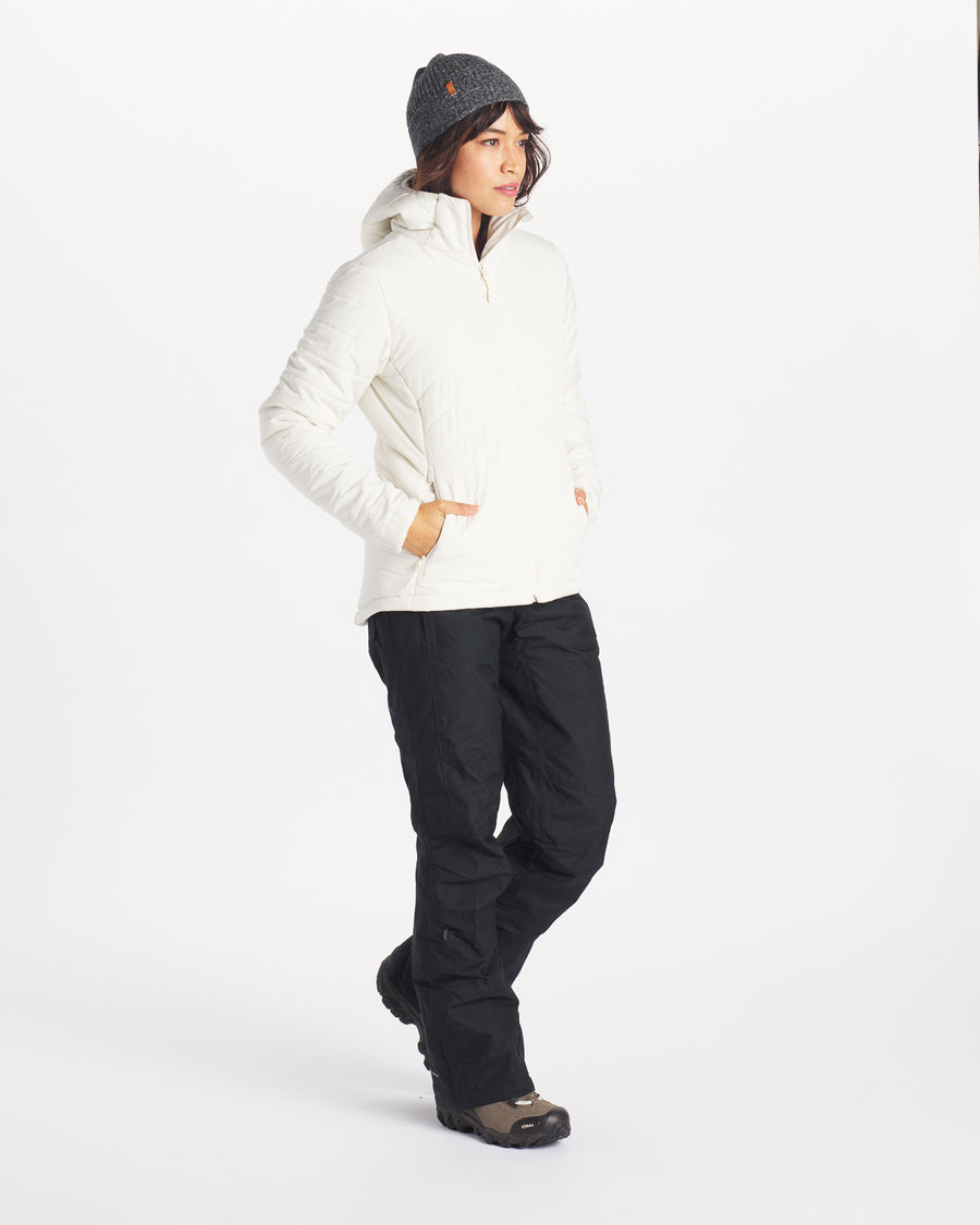 Three-quarter view of women’s PAKAFILL midweight puffer jacket in ivory showing hood, zip-front and hand pockets on model against white background